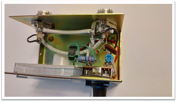 �e�[�u��, ���� ���܂܂�Ă���摜

�����I�ɐ������ꂽ����